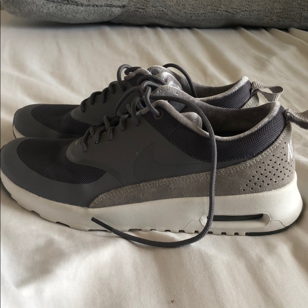 women’s grey nike tennis shoes